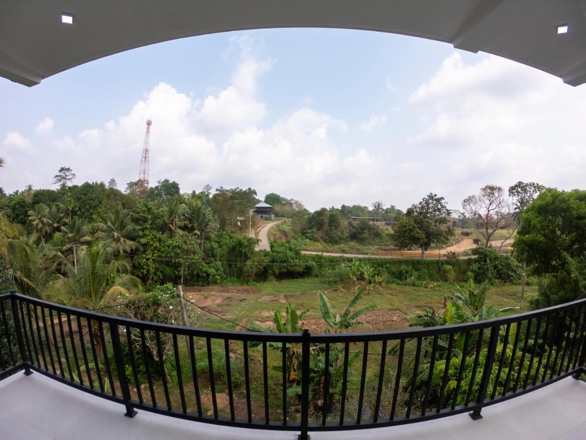 Pinnawala Elephant Front View Hotel Rambukkana Exterior photo