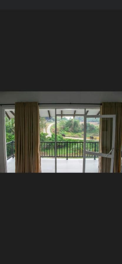 Pinnawala Elephant Front View Hotel Rambukkana Exterior photo