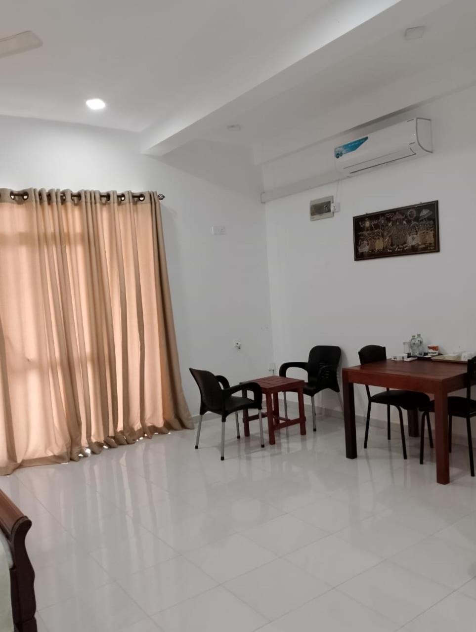 Pinnawala Elephant Front View Hotel Rambukkana Exterior photo